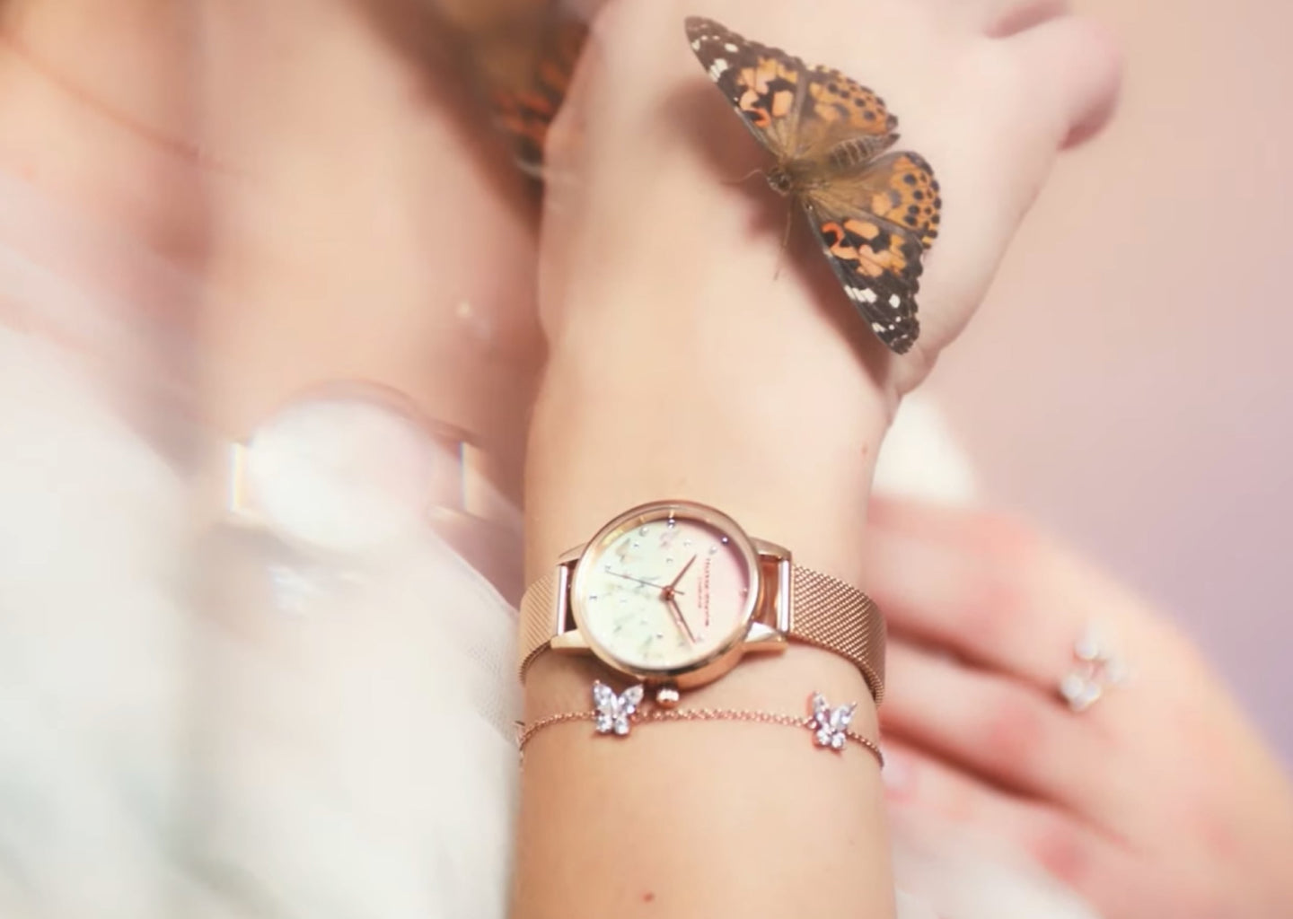 OLIVIA BURTON: MARI BERNOSTALGIA DENGAN TREN MOTIF KUPU-KUPU