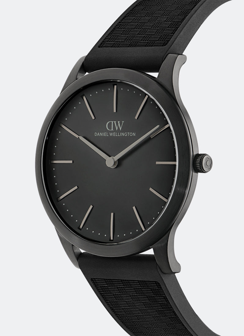 Pathfinder Black Rubber Black (39) DW00100981